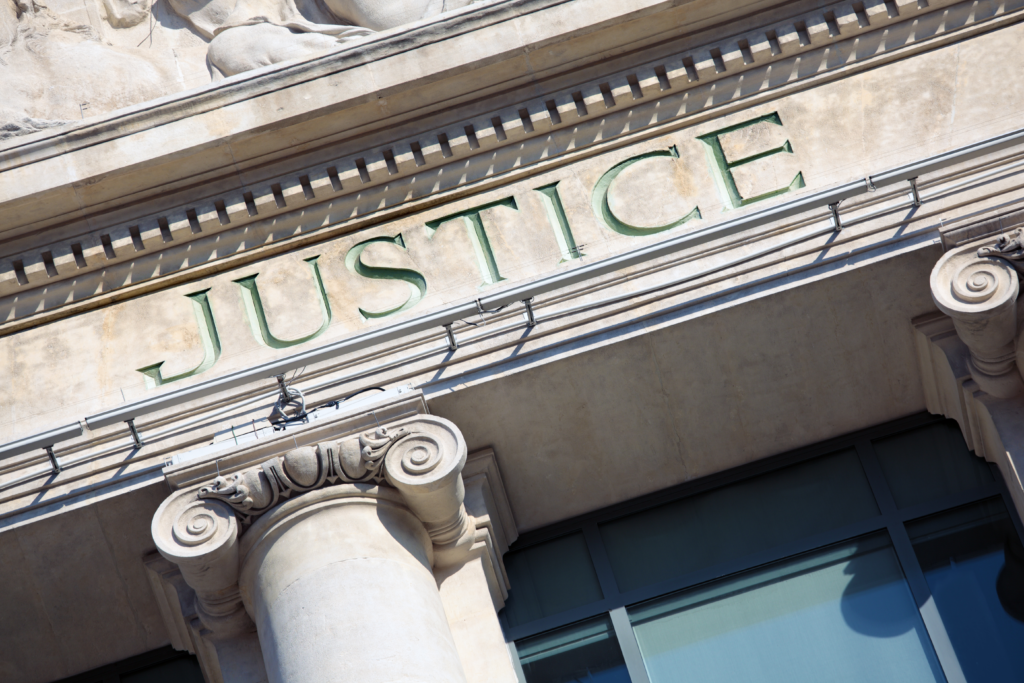 Tribunal de commerce et litiges entre artisans